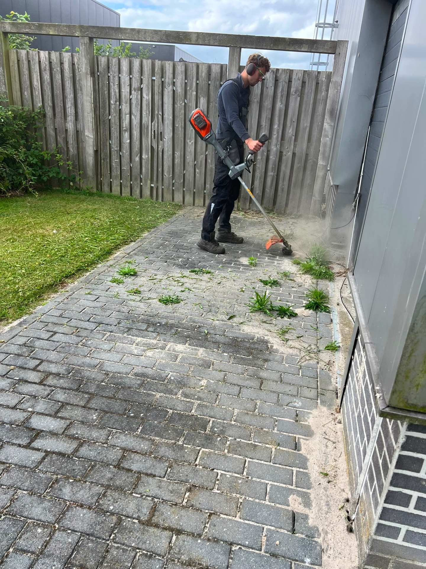 Onkruid verwijderen uit bestrating met de bosmaaier