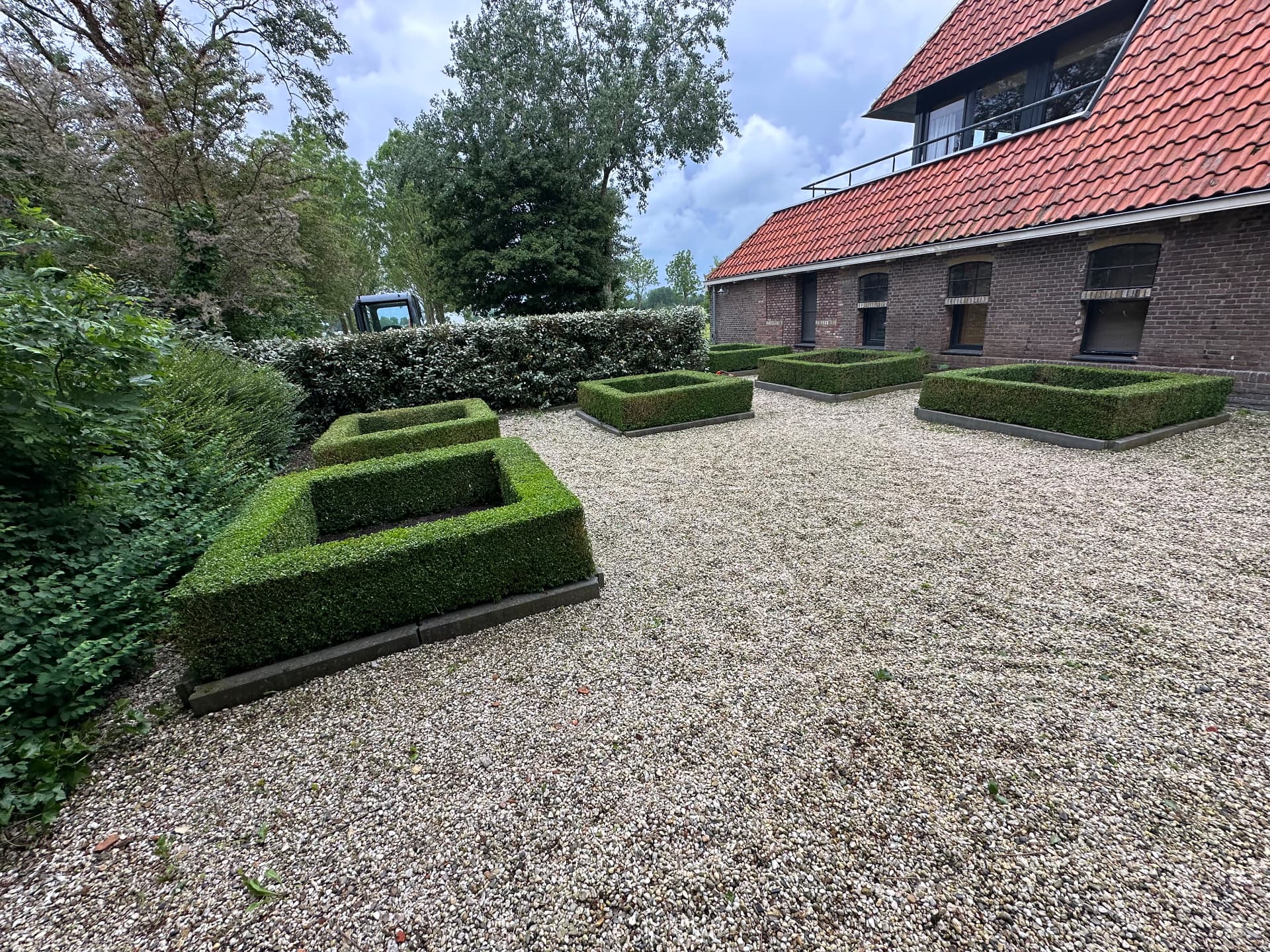 Grindtuin met strak gesnoeide buxusvakken